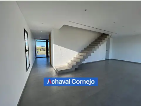 Casa 5 ambientes con 3 baños