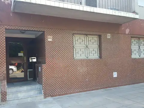 COMODO DEPARTAMENTO DOS AMBIENTES AL FRENTE CON PATIO - UNA CUADRA ALBERDI AL 4600