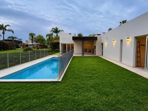 Venta Casa 3 dormitorios y Piscina en Funes Hills Miraflores
