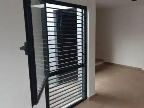 Depto Tipo Casa en Alquiler en La Plata, $ 851.000