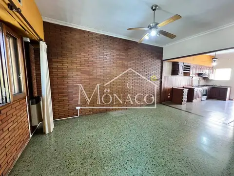Casa 4 ambientes con 2 baños
