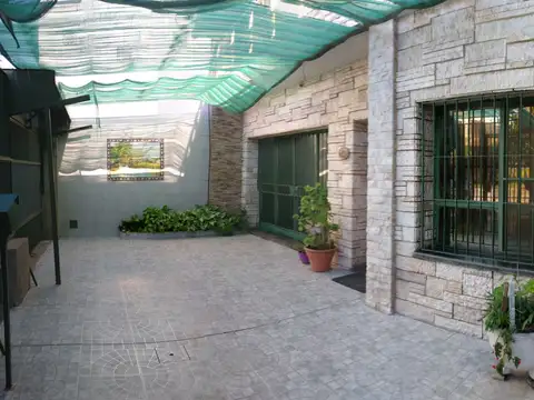 Casa 9 ambientes con 4 baños