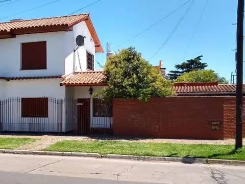 CHALET - MUY SOLIDA CONSTRUCCION - INMEJORABLE UBICACION