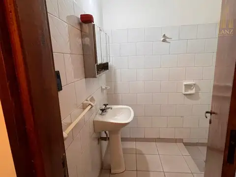 Casa 8 ambientes con 2 baños
