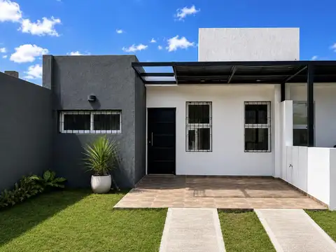 Casa en venta con pileta en barrio semi cerrado con seguridad