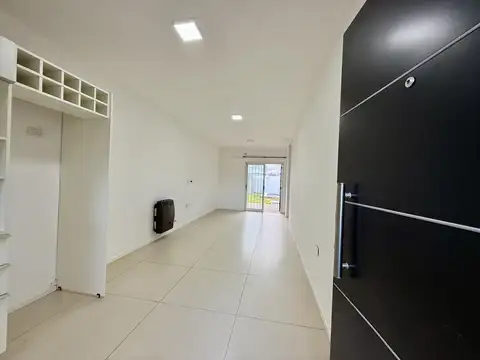CASA EN VENTA CON PILETA EN Barrio semi cerrado con seguridad