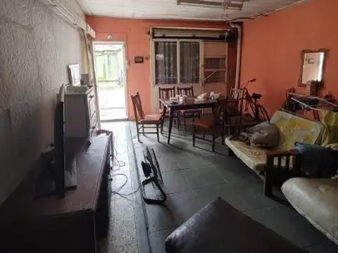 Casa a reciclar de dos dormitorios. Pasaje Ronchi 914