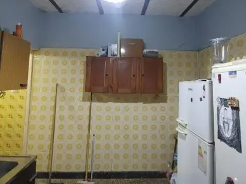 Casa a reciclar de dos dormitorios. Pasaje Ronchi 914