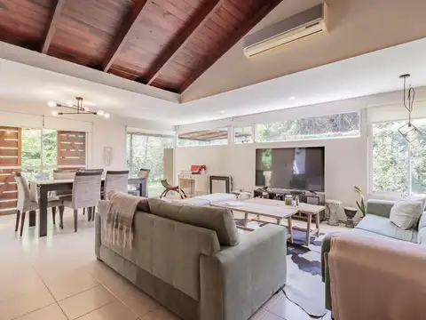 Casa en  Venta en City Bell, tres dormitorios.