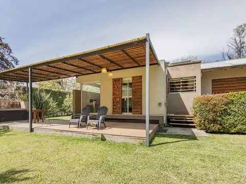 Casa en  Venta en City Bell, tres dormitorios.