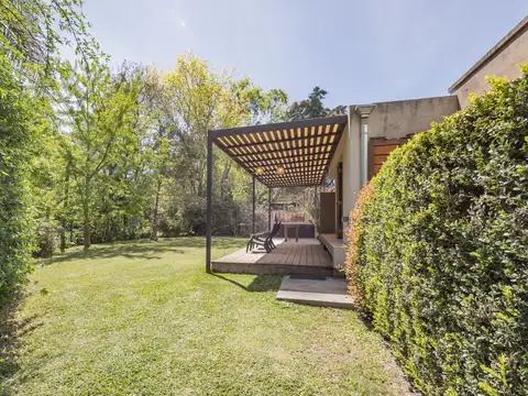 Casa en  Venta en City Bell, tres dormitorios.