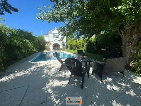 Casa en Venta con 2 cocheras