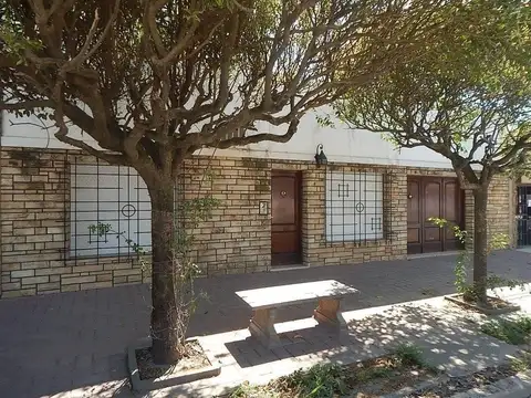 Casa en venta - 2 Dormitorios 1 Baño - 240mts2 - Chivilcoy