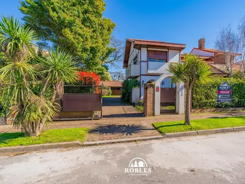 Chalet en el exclusivo barrio Los Troncos. 