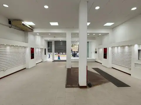 Local 170m² · Vidriera 8,5m · Av. Alberdi 224 - Microcentro