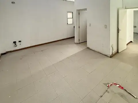 Local 170m² · Vidriera 8,5m · Av. Alberdi 224 - Microcentro