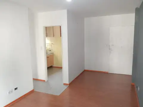 Departamento 3 ambientes en 1er piso al frente. 2 Dormitorios. Balcon. Lavadero. Bajas expensas