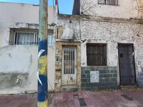 RETASADA  - Oportunidad en Barrio Sarmiento – ¡Casa interna con patio!