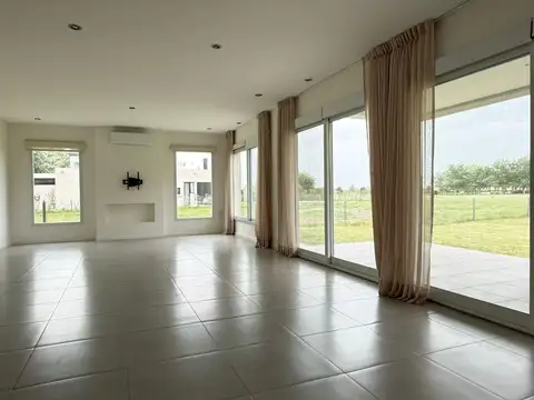 Casa en Alquiler con 2 cocheras