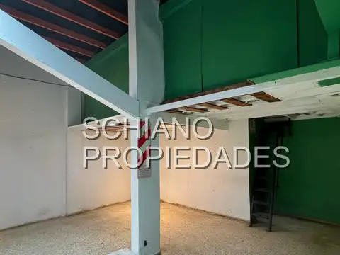 LOCAL COMERCIAL CON ENTREPISO EN GALERÍA  SOBRE  PEATONAL RIVADAVIA.