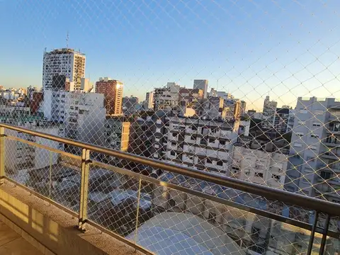 Departamento de 3 amb al frente, en edificio de categoría y con cochera cubierta.