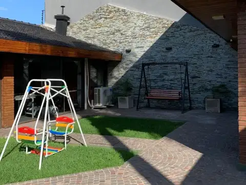 *IMPORTANTE CHALET DE 5 AMB. (4 DORMITORIOS + ESCRITORIO) SOBRE LOTE DE 23 X 30 (690M2) Y 460 M2 CUB