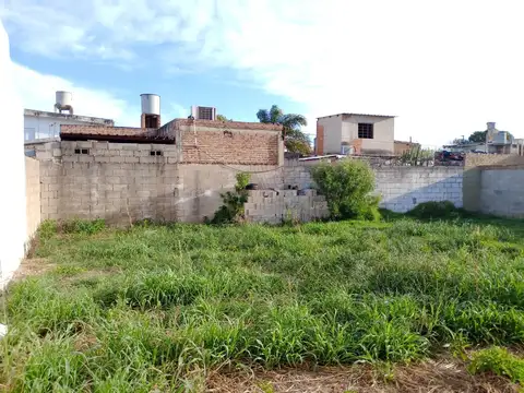 SE VENDE LOTE 302M2. C/ESCRITURA. A 2 CUADRAS AV. LA MADRID.