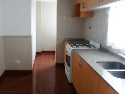 Caseros centro / Excel. edificación / 2 dorm. y coc. indep.