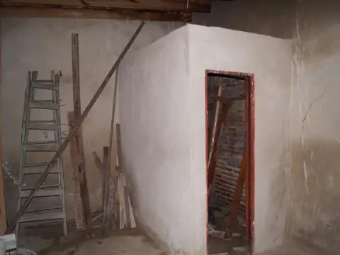 VENTA CASA CON QUINCHO Y FONDO  EN LOMAS DE ZAMORA