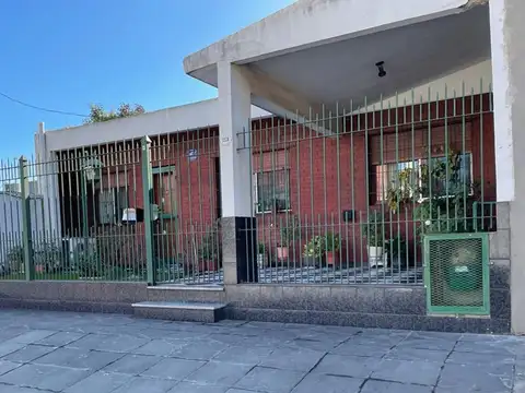 CASA EN VENTA CON FONDO Y QUINCHO-AVELLANEDA