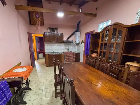 Casa en Wilde 4 dormitorios con cochera, patio y parilla y  depto independiente