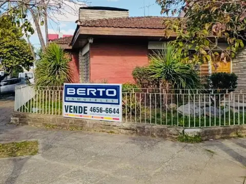 *CASA DE 4 AMB. TODA EN PLANTA BAJA Y EN ESQUINA *ESTADO A MODERNIZAR *UBICADA EN ZONA RESIDENCIAL 