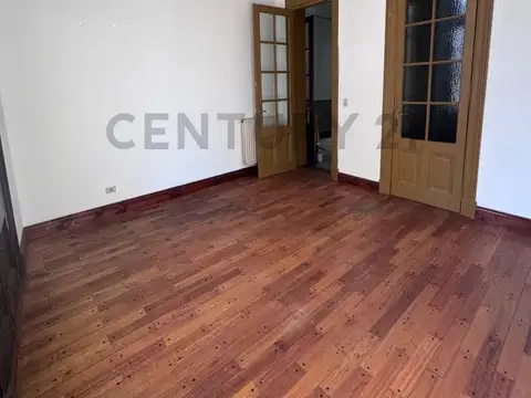 Venta PH 6 ambientes al frente con acceso independiente, patio y sin expensas en Almagro