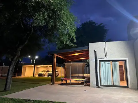 Casa en Venta con 3 cocheras