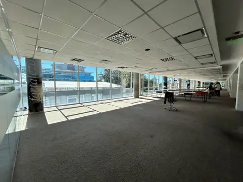 Oficina 6 ambientes con 4 baños