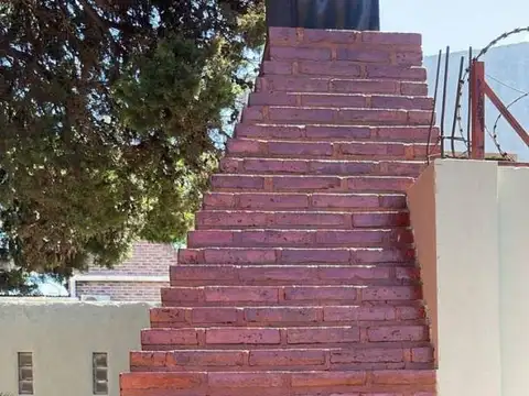 Casa en Alquiler con 2 cocheras