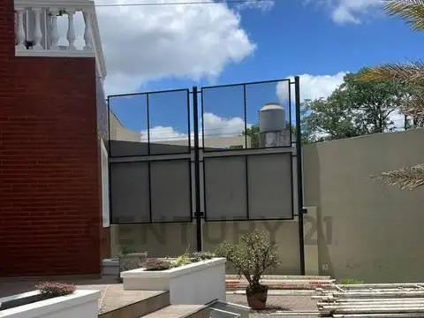VENTA | Moderna Casa de 3 Dormitorios con Pileta, Cochera Doble y Gran Jardín