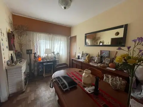 Departamento en Planta Alta + 3 Locales (Alquilados)