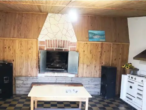 Casa Centrica De Cuatro Dormitorios, Con Cochera Y Jardin - apta credito