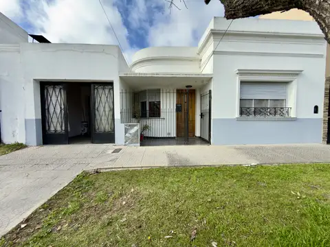 Casa En Alquiler, 2 Dormitorios, Cochera, Jardin, La Plata