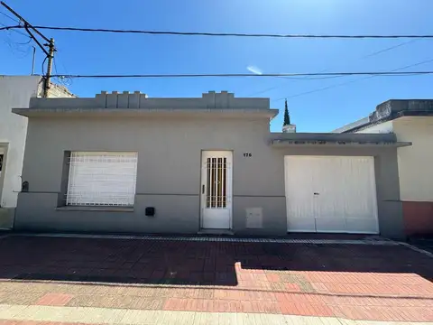 Casa en calle 34 entre 7 y 9, con cochera.