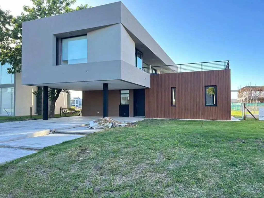Casa en Venta - 3 dormitorios - USD 529.000