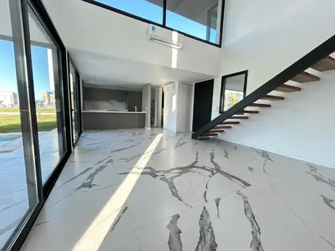 Casa 4 ambientes con 2 baños