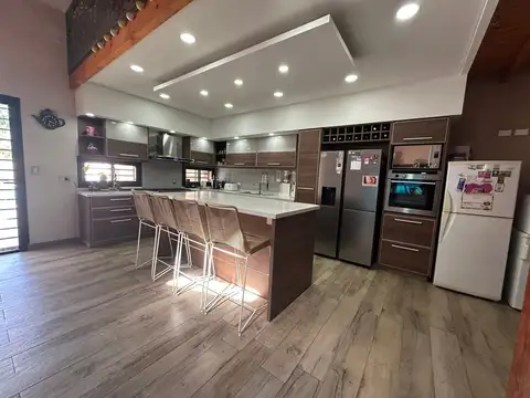 CASA EN VENTA 5 AMB C/PISCINA Y 2 COCHERAS MORON