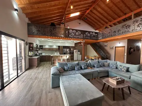 Casa en Venta con 2 cocheras