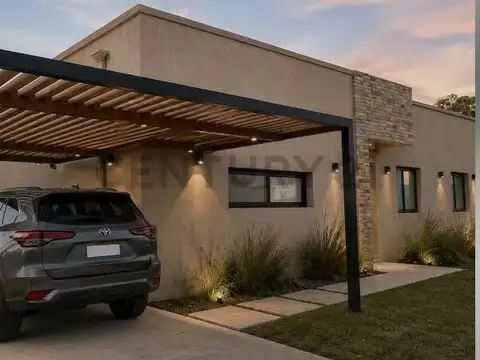 CASA EN UNA PLANTA CON PERGOLA PARA AUTO