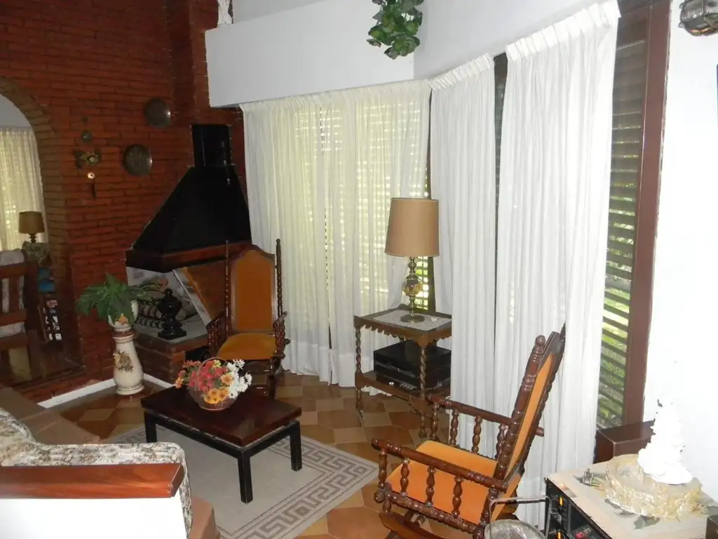 Casa - 150  m² Cubierta | 3 dormitorios | 25 años | 2 baños | 4 ambientes | 2 cocheras