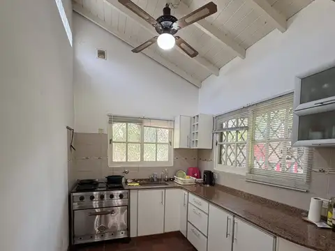 Casa 3 ambientes con 2 baños