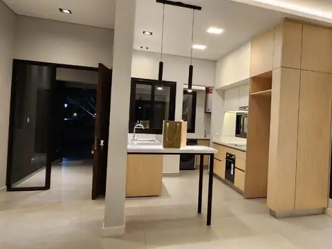 Casa en Alquiler con 4 cocheras