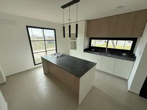 Casa 4 ambientes con 3 baños